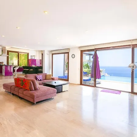 Villa Sleeps 9 With Pool Air Con And Wifi