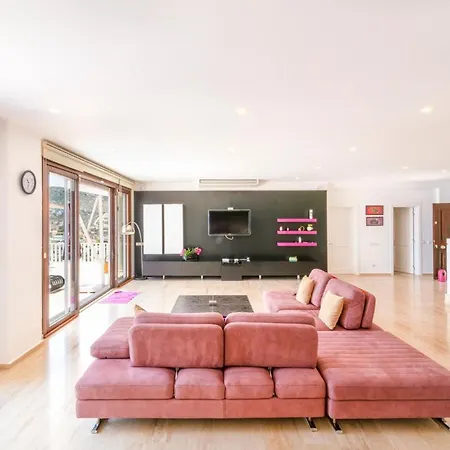 Sleeps 9 With Pool Air Con And Wifi *