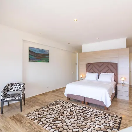 Villa Sleeps 9 With Pool Air Con And Wifi